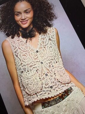 ❤️Hello Gorgeous! POL Beaded Cropped Crochet Vest with Scalloped Edge